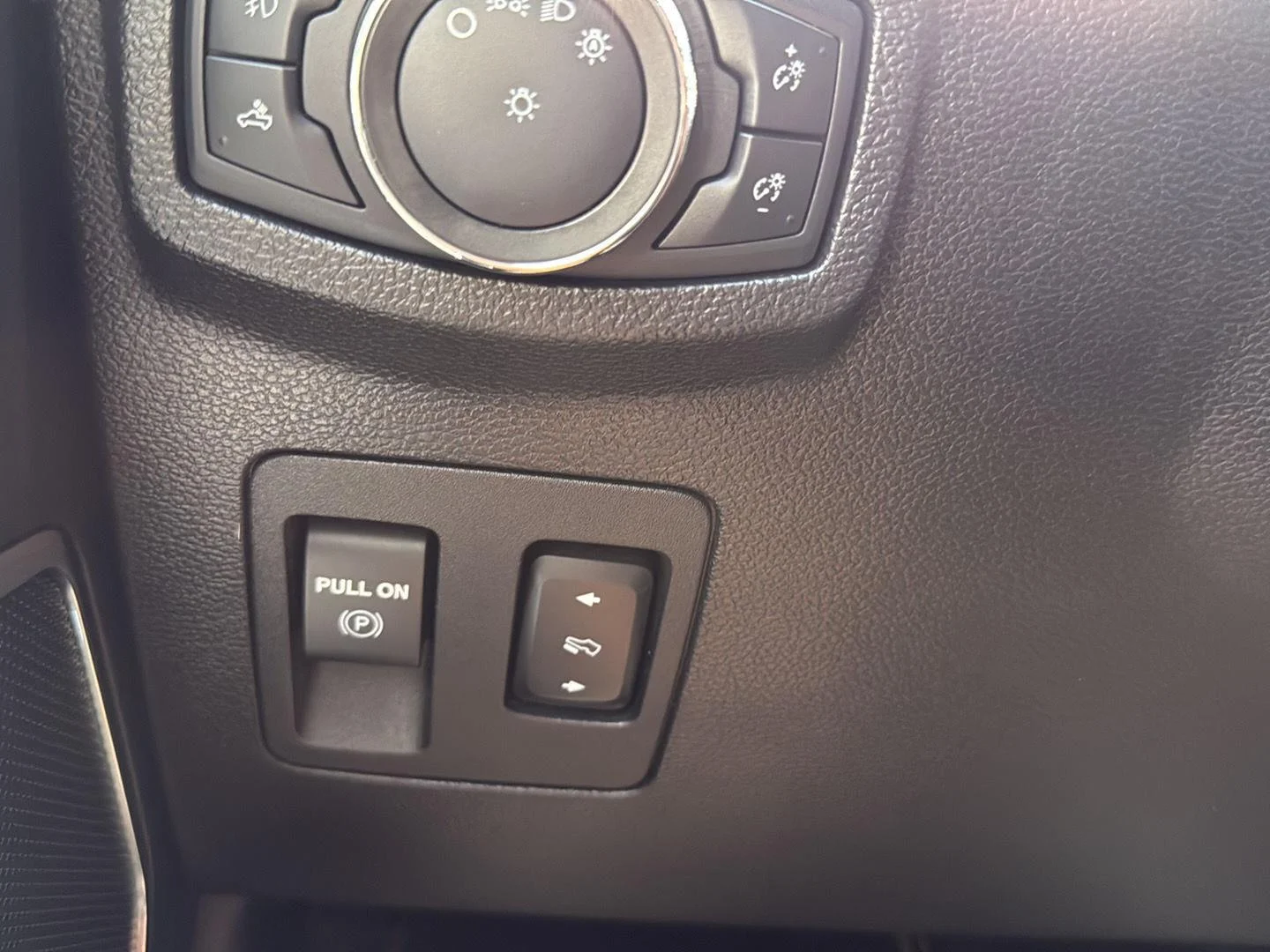 Used 2020 Agate Black Metallic Ford LARIAT image 21