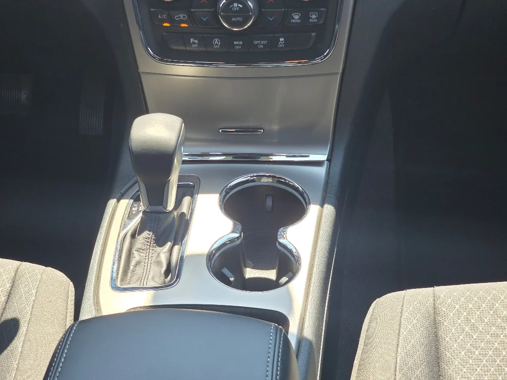 Used 2018 Diamond Black Crystal Pearlcoat Jeep Laredo E image 25