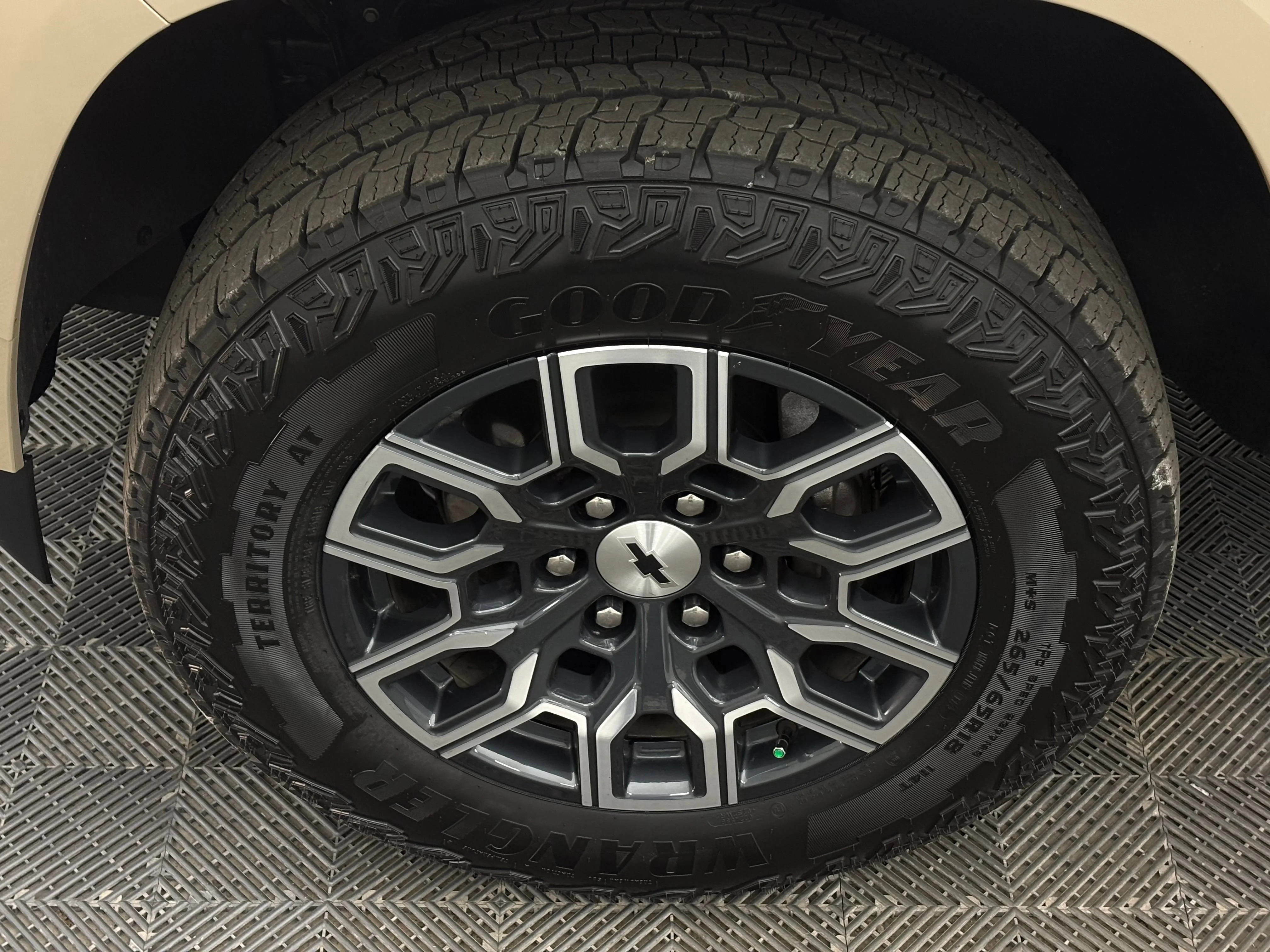 Used 2023 Sand Dune Metallic Chevrolet Z71 image 13