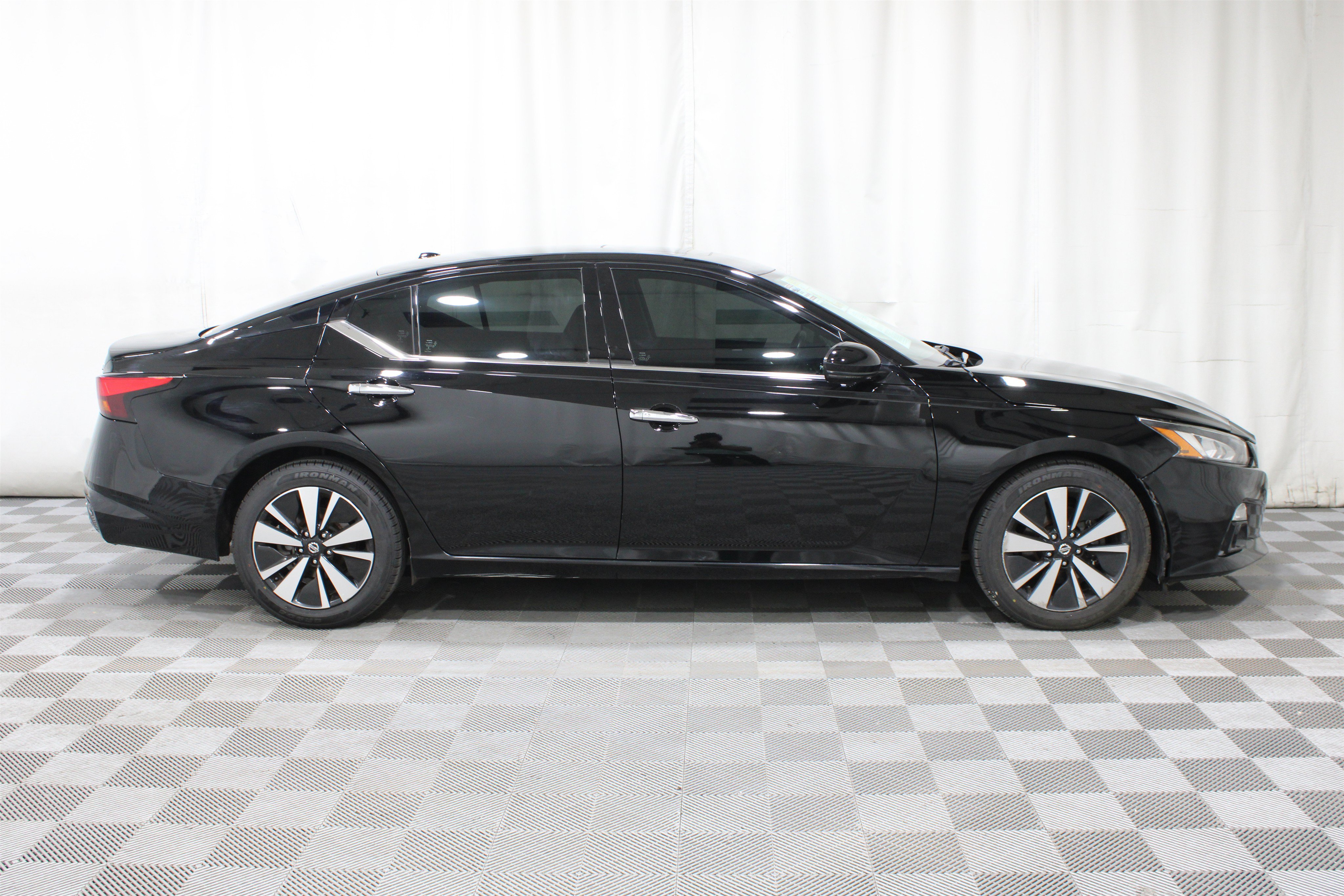 Used 2020 Super Black Nissan 2.5 SL image 28