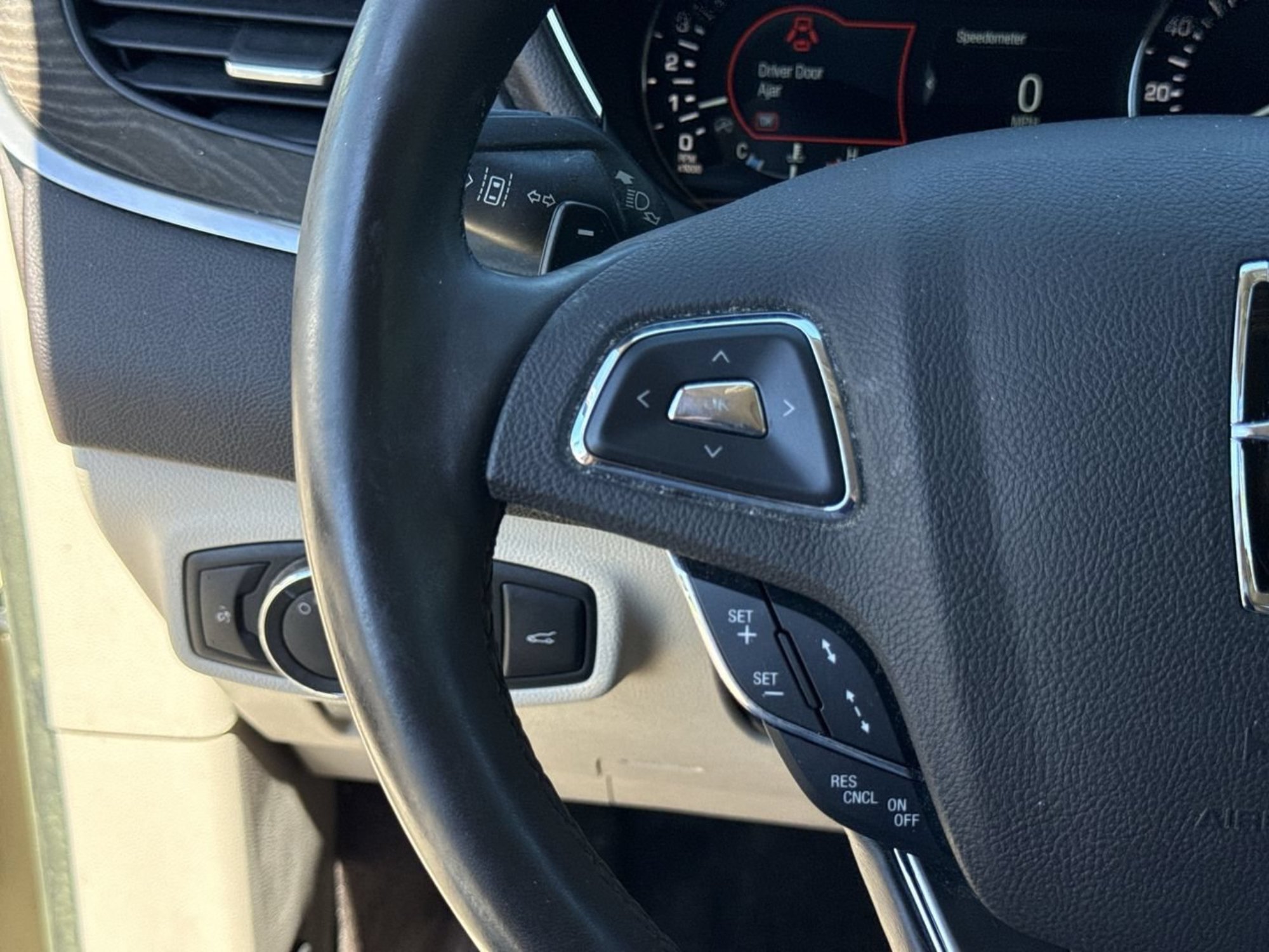 Used 2018 Ivory Pearl Lincoln Reserve image 29