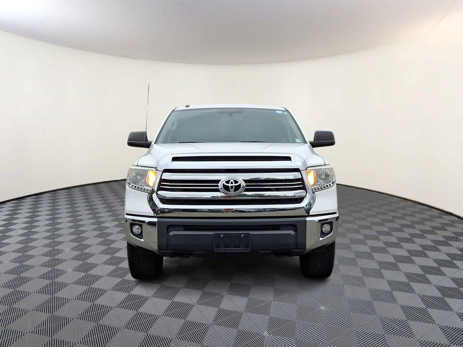 Used 2017 Super White Toyota SR5 image 3