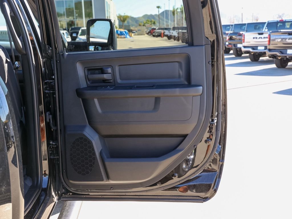 New 2026 Diamond Black Crystal Pearl-Coat Exterior Paint RAM Tradesman image 17