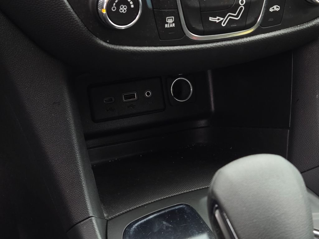 Used 2024 Summit White Chevrolet LT image 27