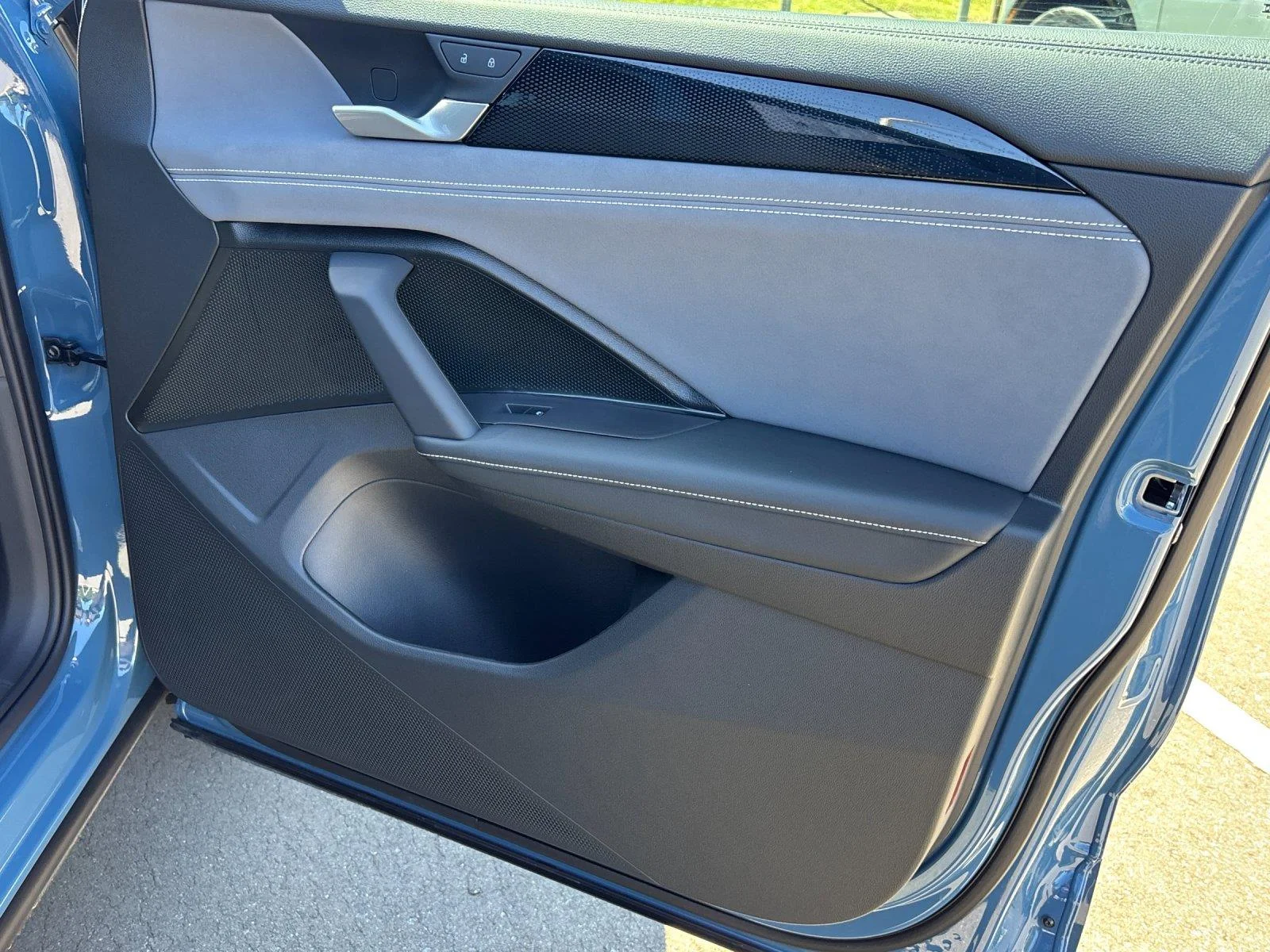 New 2026 Monterey Blue w/Deep Black Roof Volkswagen SE R-Line Black image 36