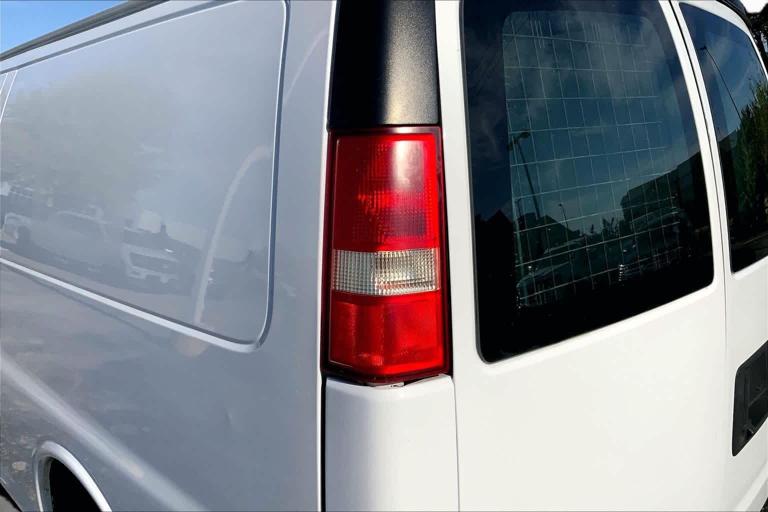 Used 2019 Summit White Chevrolet  image 23