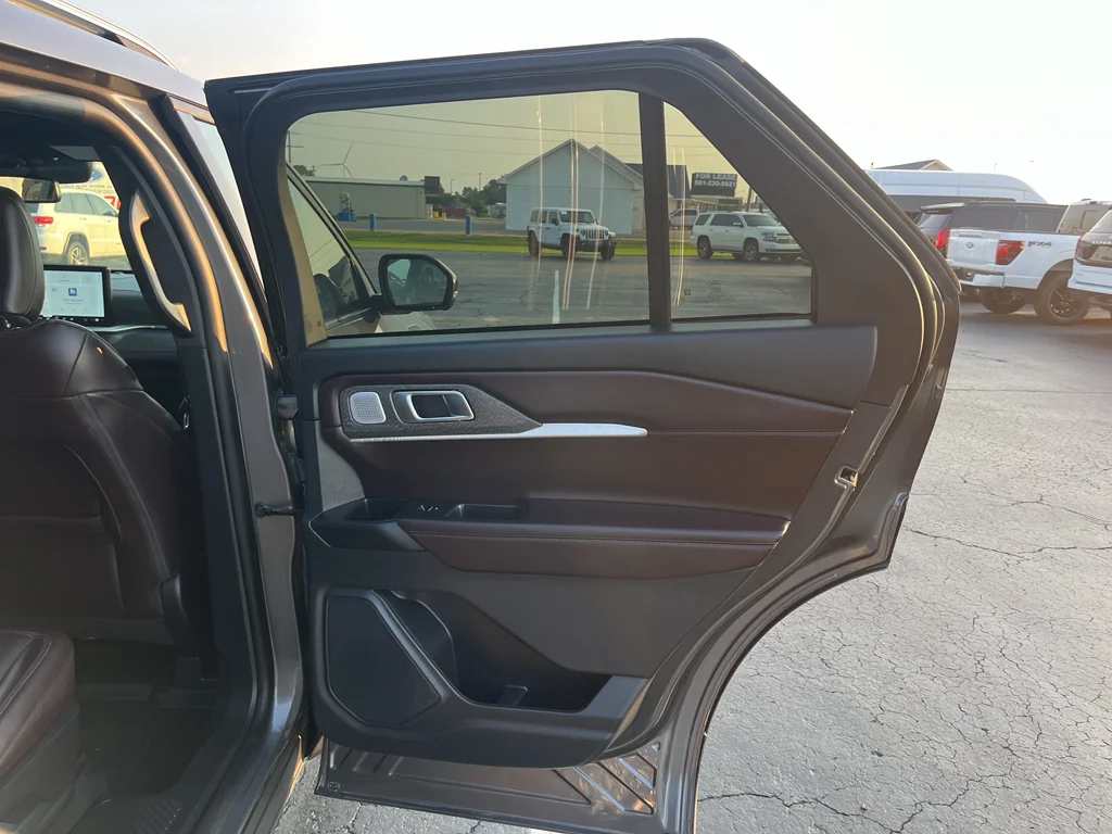Used 2025 Carbonized Gray Metallic Ford Platinum image 19