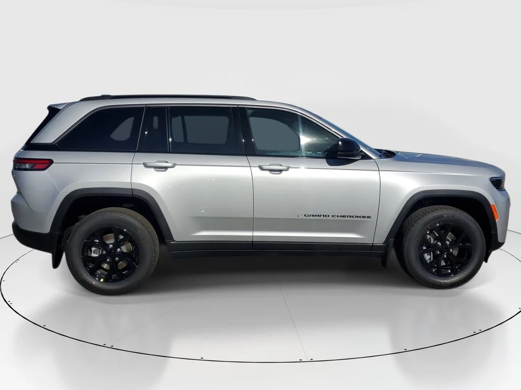 New 2026 Silver Zynith Exterior Paint Jeep Altitude image 2