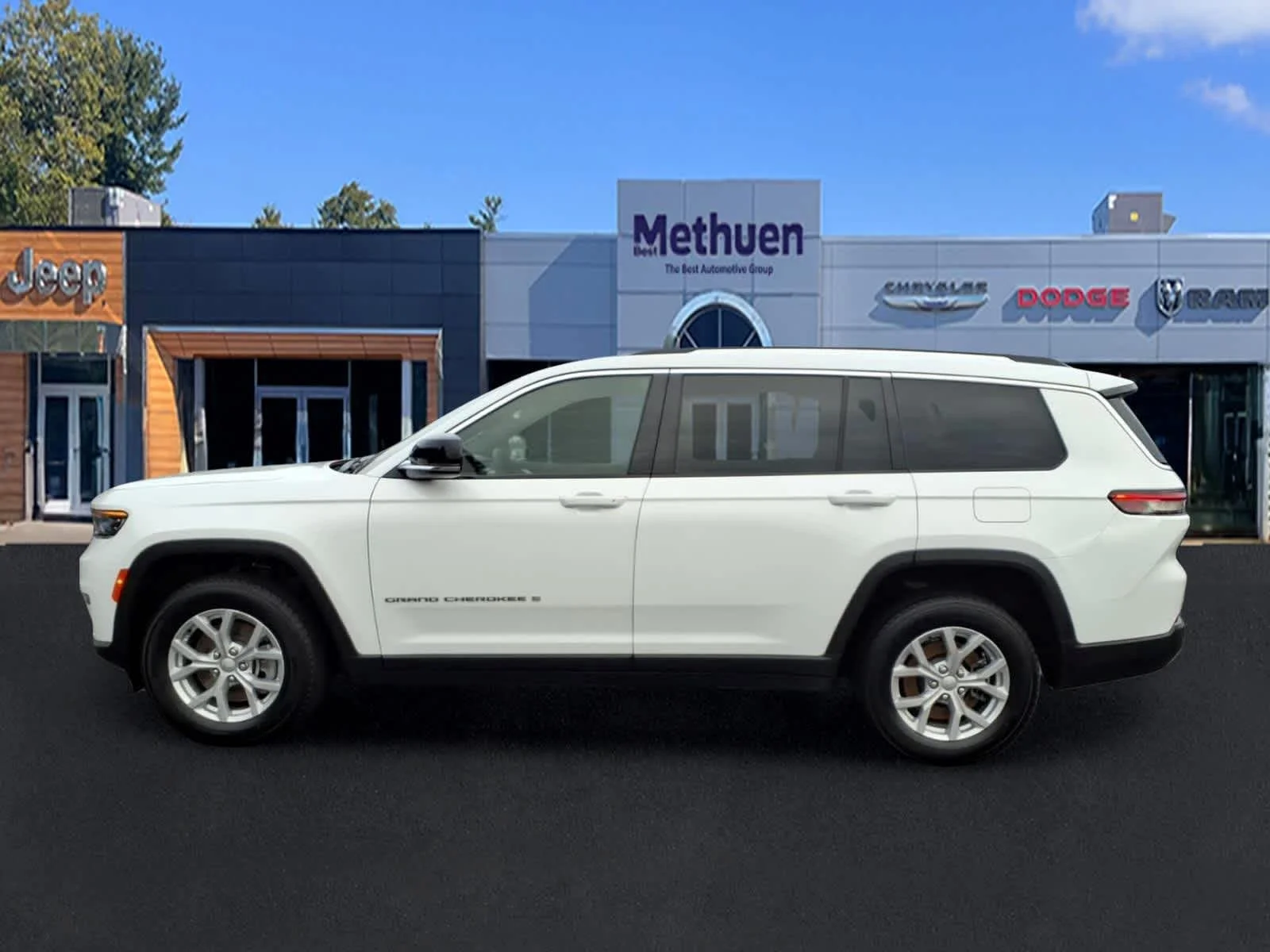 Used 2023 Bright White Clearcoat Jeep Limited image 6