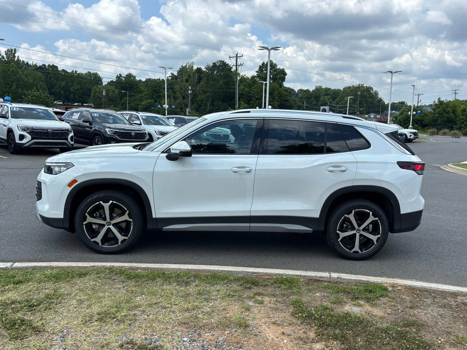 New 2026 pure white Volkswagen SE image 2