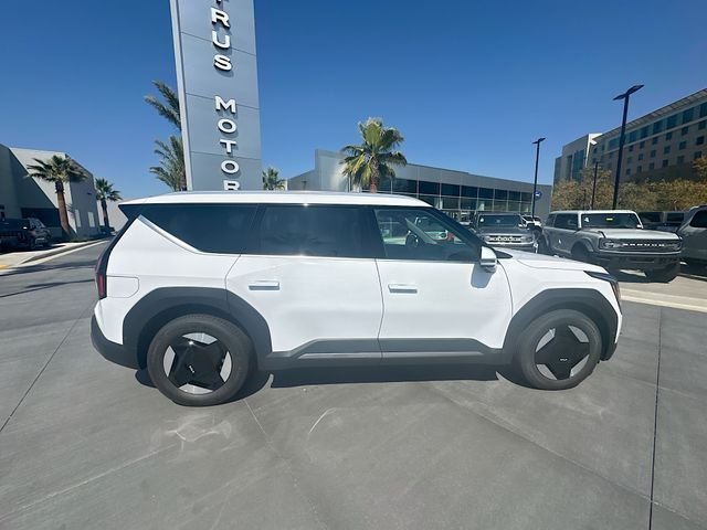 New 2026 Glacial White Kia Wind AWD image 8