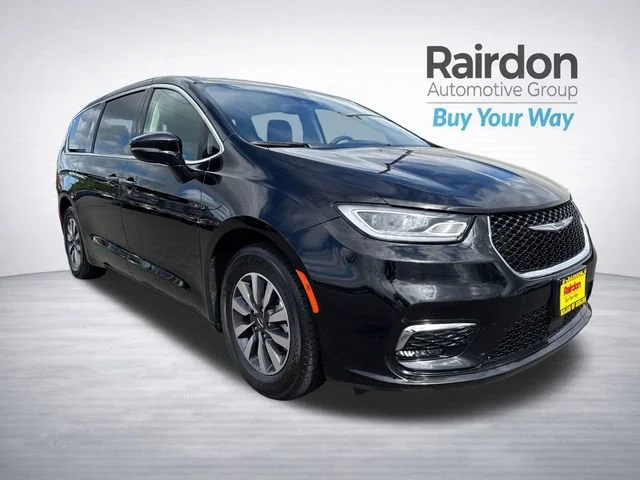 2024 Chrysler Pacifica Hybrid Select PHEV's photo