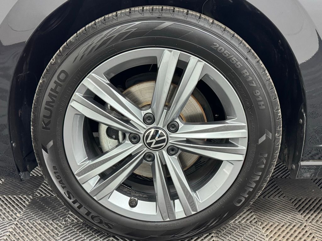 Used 2024 Deep Black Pearl Volkswagen 1.5T SE image 13