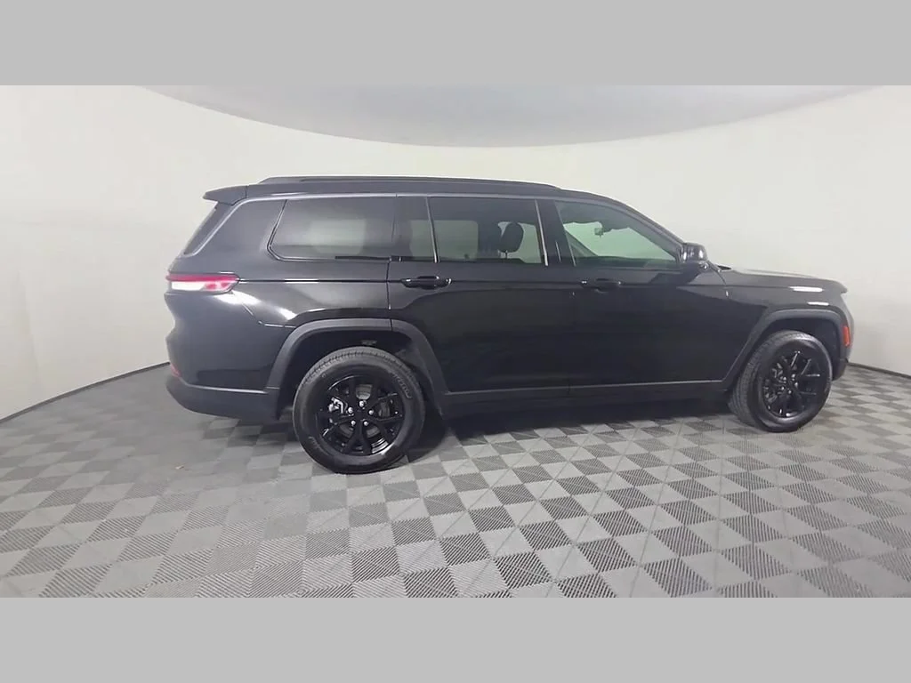 New 2026 Diamond Black Crystal Pearl-Coat Exterior Paint Jeep Laredo Altitude image 25