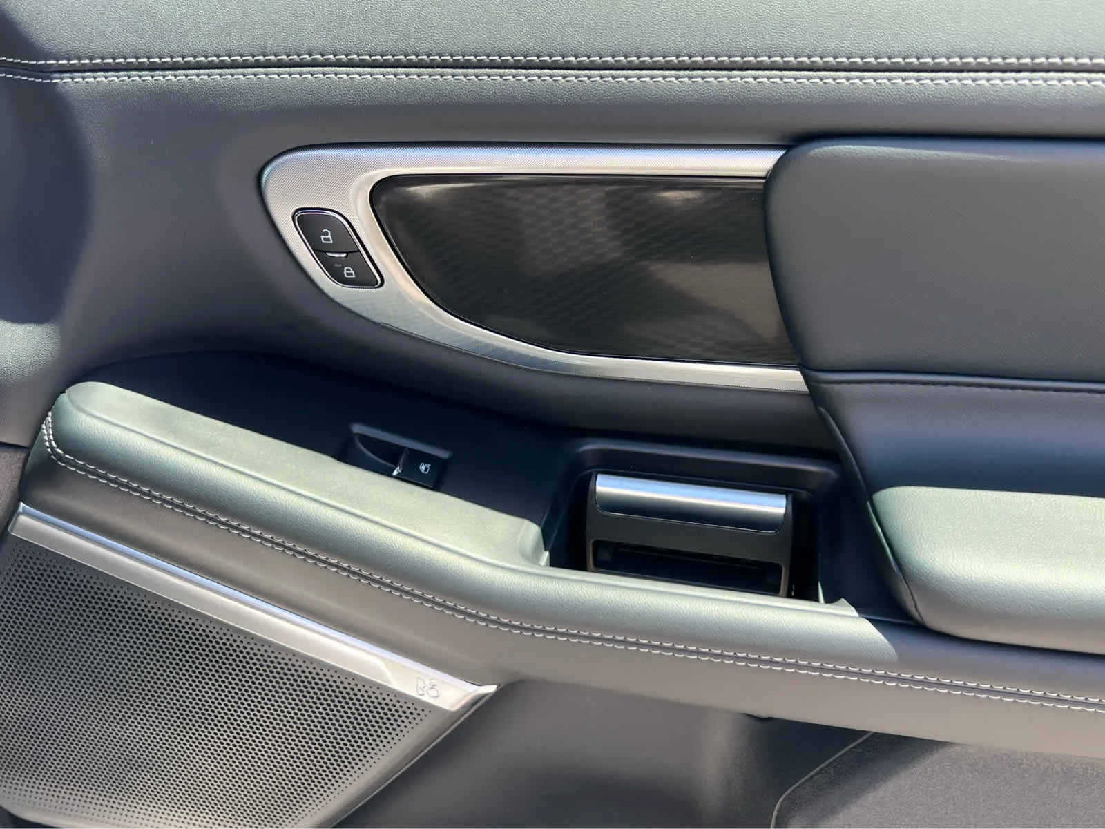New 2026 Star White Metallic Tri-Coat Ford Platinum® image 19