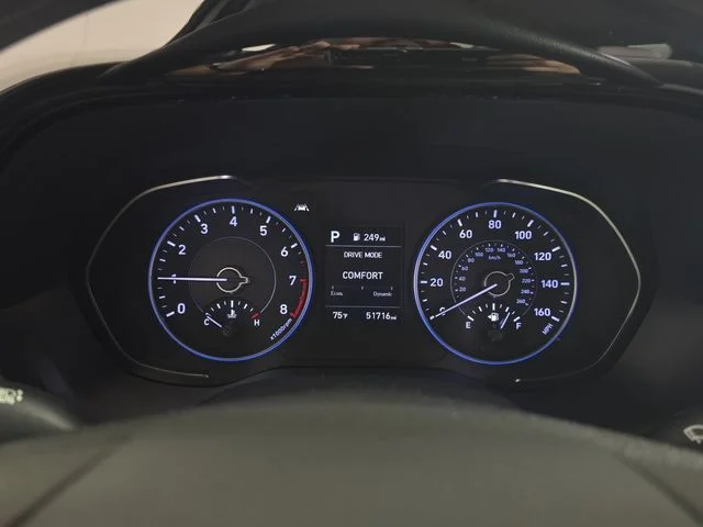 Used 2022 Silver Hyundai SE image 15