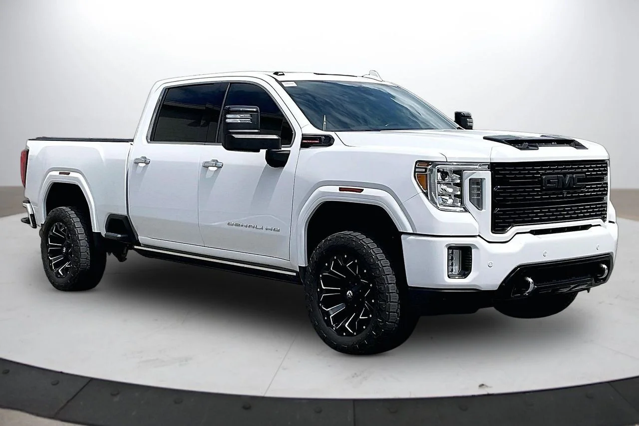 Used 2021 White GMC Denali image 2
