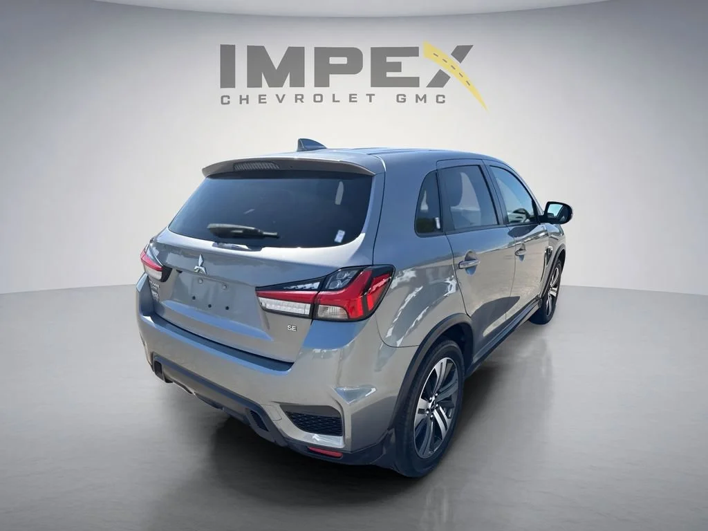 Used 2022  Mitsubishi SE image 5