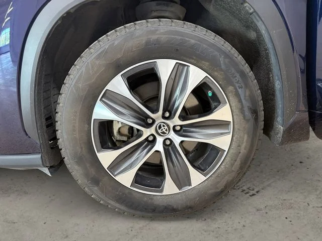 Used 2022  Toyota XLE image 1