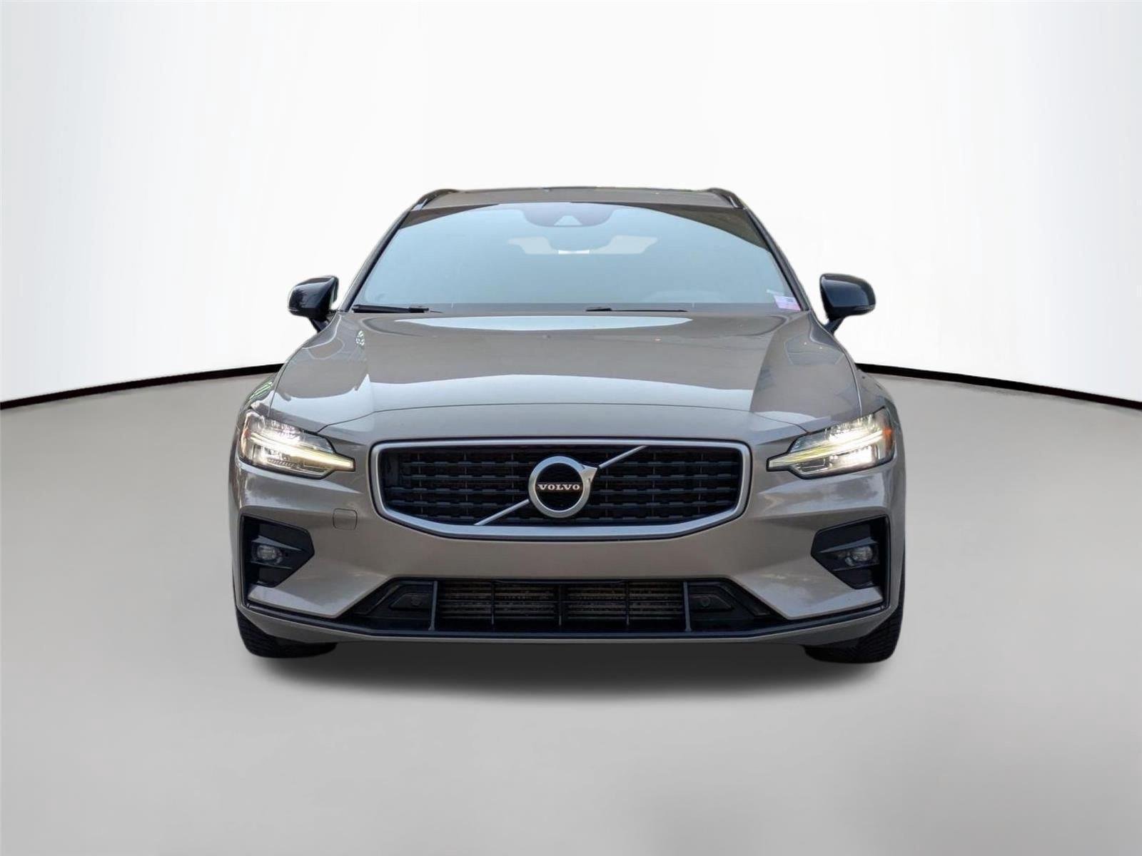 Used 2020 Pebble Grey Metallic Volvo R-Design image 2