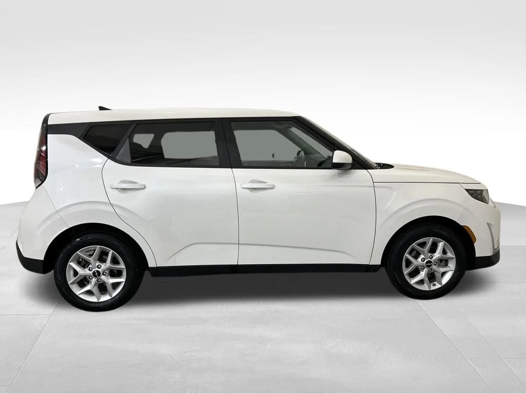 Used 2023 White Kia LX image 7