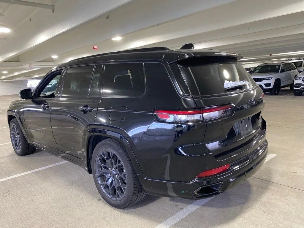 Used 2023 Diamond Black Crystal Pearlcoat Jeep Summit image 3