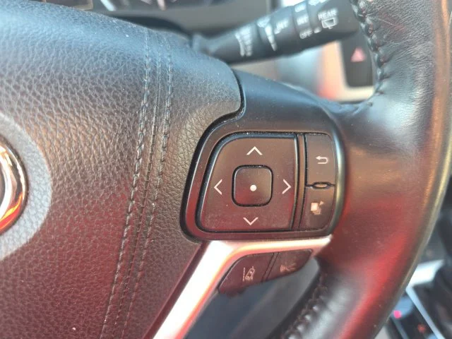 Used 2018 Silver Toyota XLE image 17
