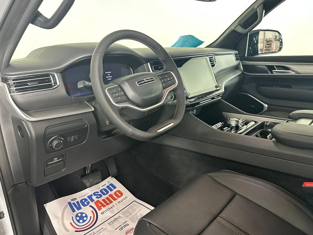 New 2026 Silver-Zynith Exterior Paint Jeep Limited Reserve image 15
