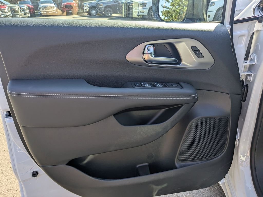 2026 Chrysler Pacifica Select - Photo 11