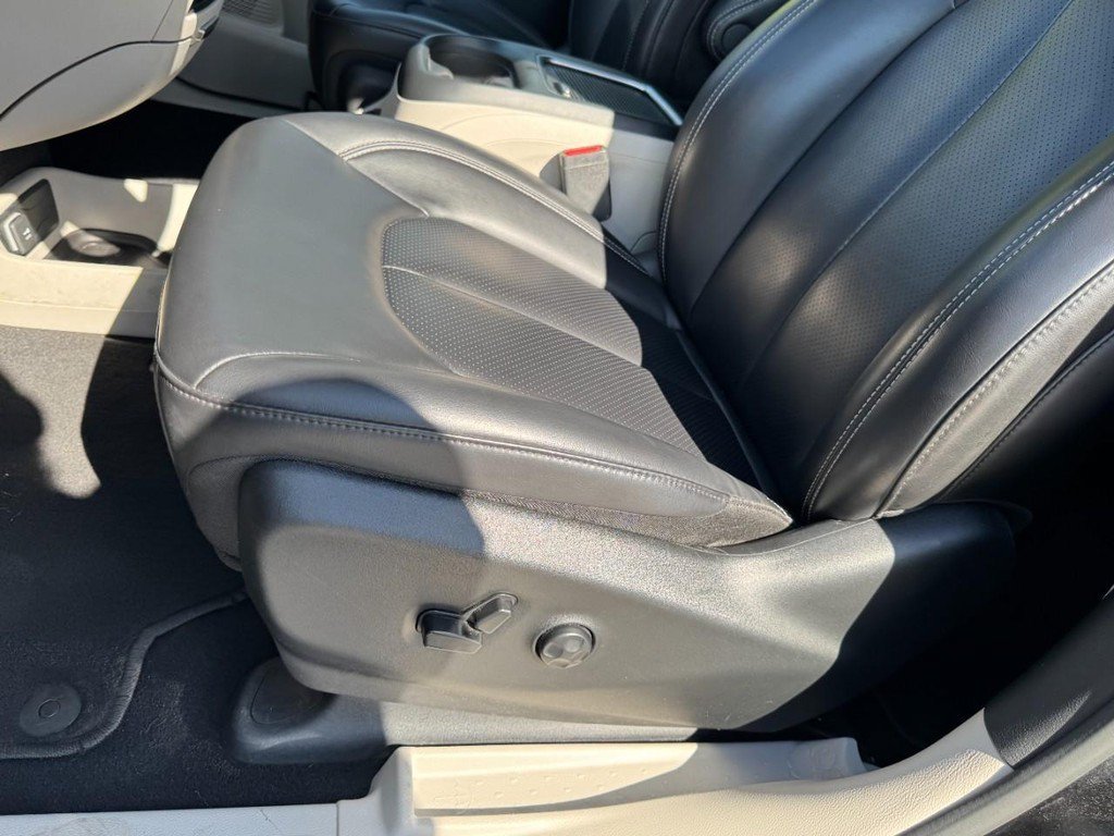 Used 2023 Black Chrysler Touring L image 15