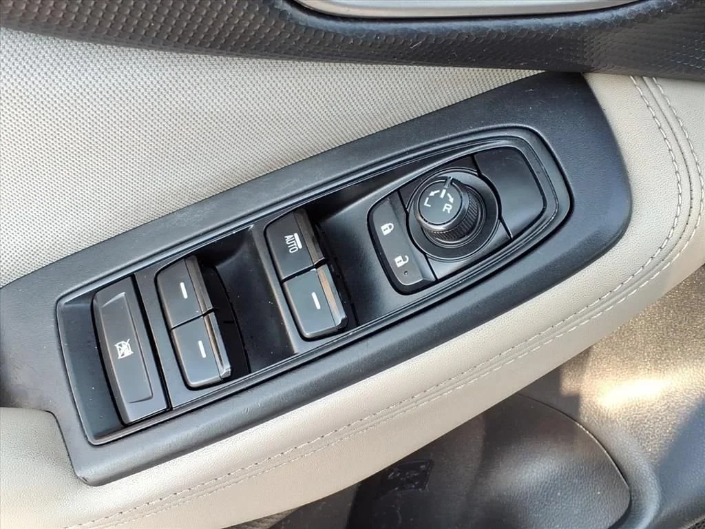 Used 2023 White Subaru  image 7