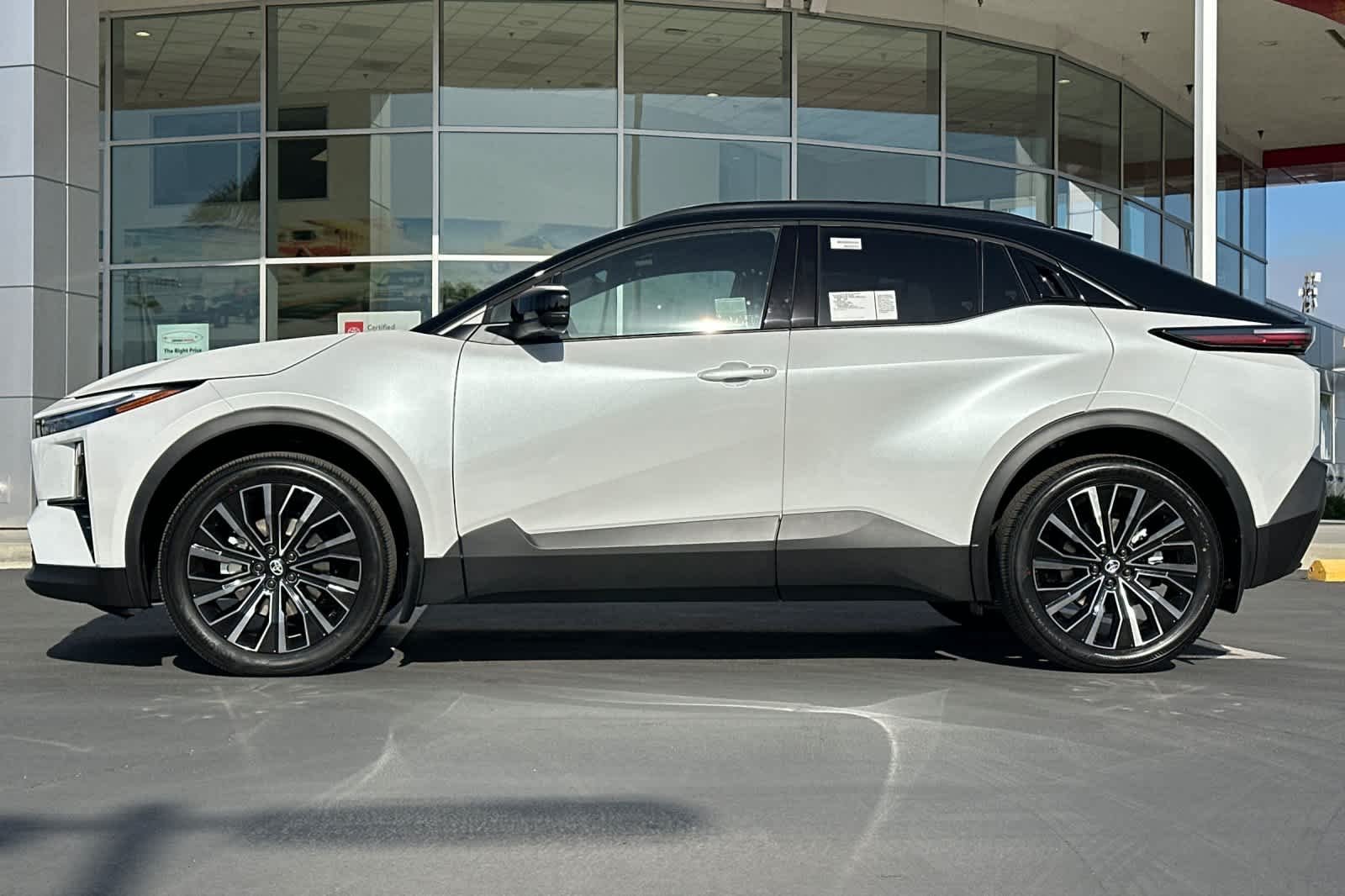 New 2026 Wind Chill Pearl with Midnight Black Metallic roof <sup>1</sup> Toyota  XSE image 7