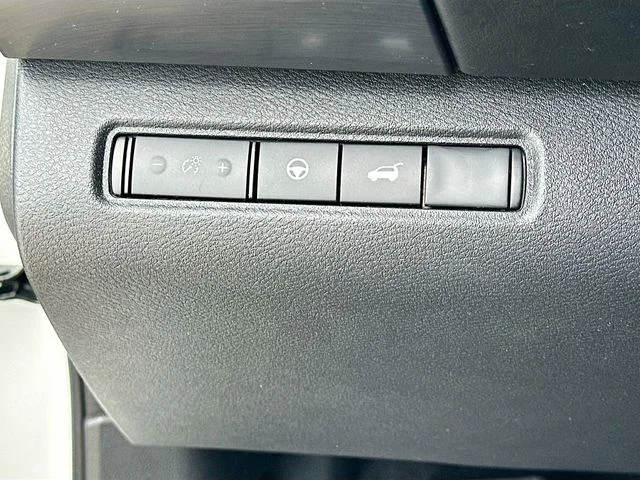 Used 2022 White Nissan SL image 10