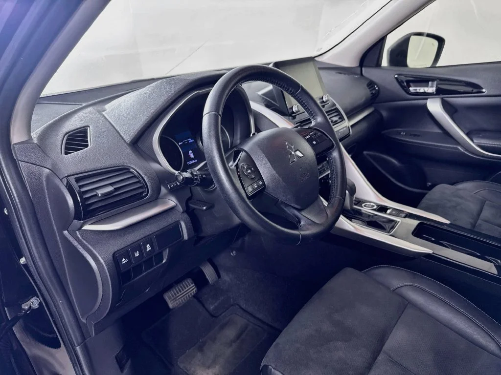Used 2022  Mitsubishi SE image 9