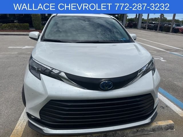 2025 Toyota Sienna XLE 8-Passenger Hybrid FWD's photo