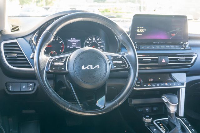 Used 2023 White Kia S image 14