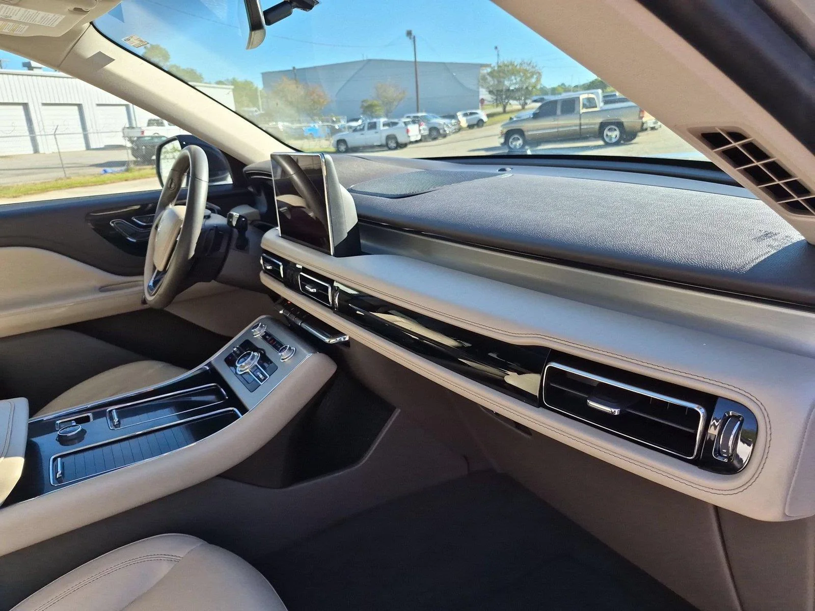 Used 2023 Silver Radiance Metallic Clearcoat Lincoln Standard image 38
