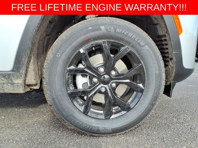 New 2026 Silver Zynith Exterior Paint Jeep Altitude image 9