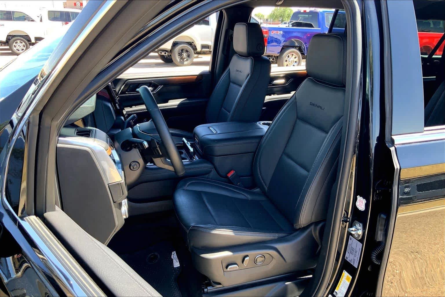 Used 2025 Onyx Black GMC Denali image 8