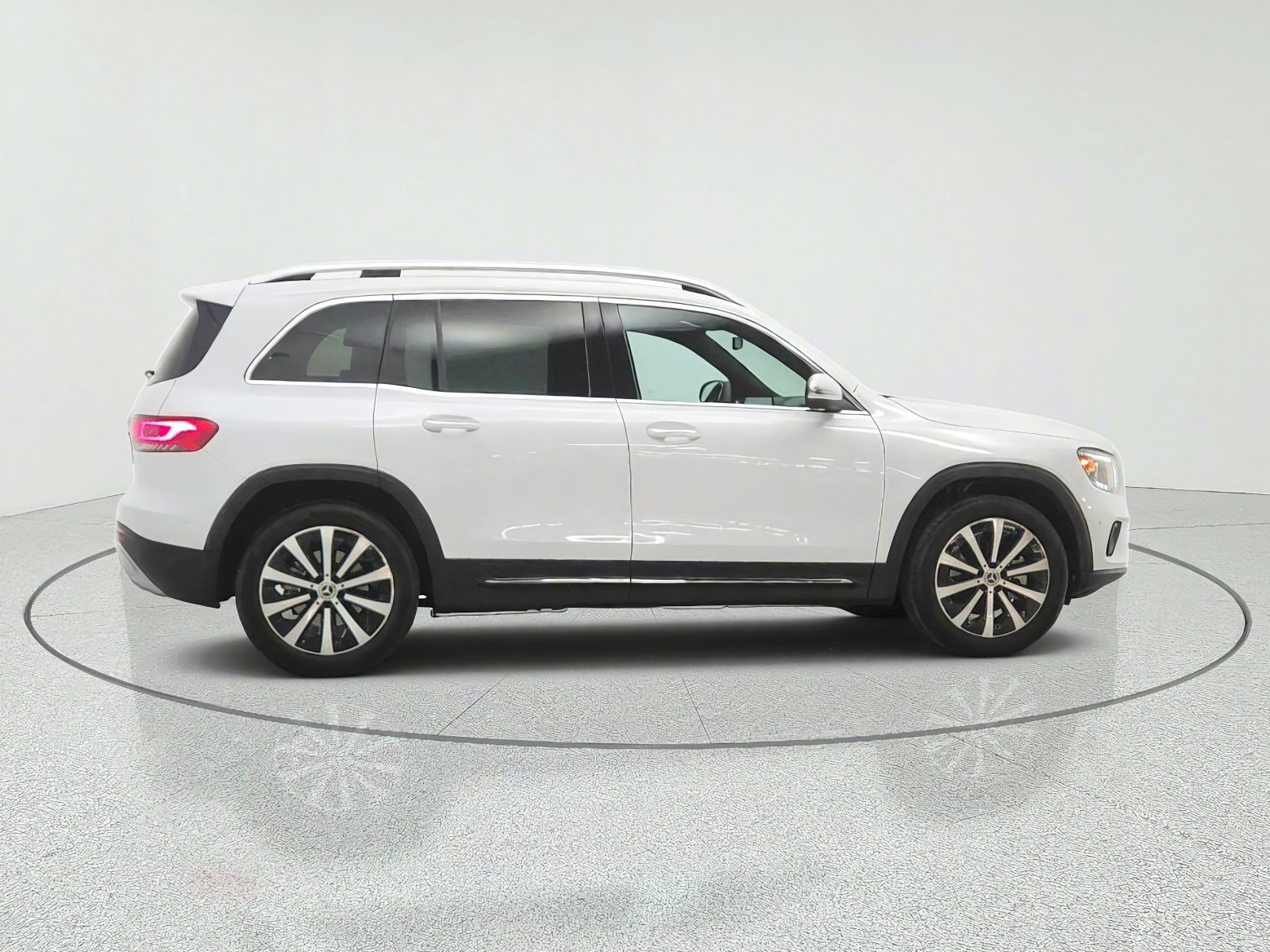 Used 2022 Digital White Metallic Mercedes-Benz GLB 250 SUV image 4