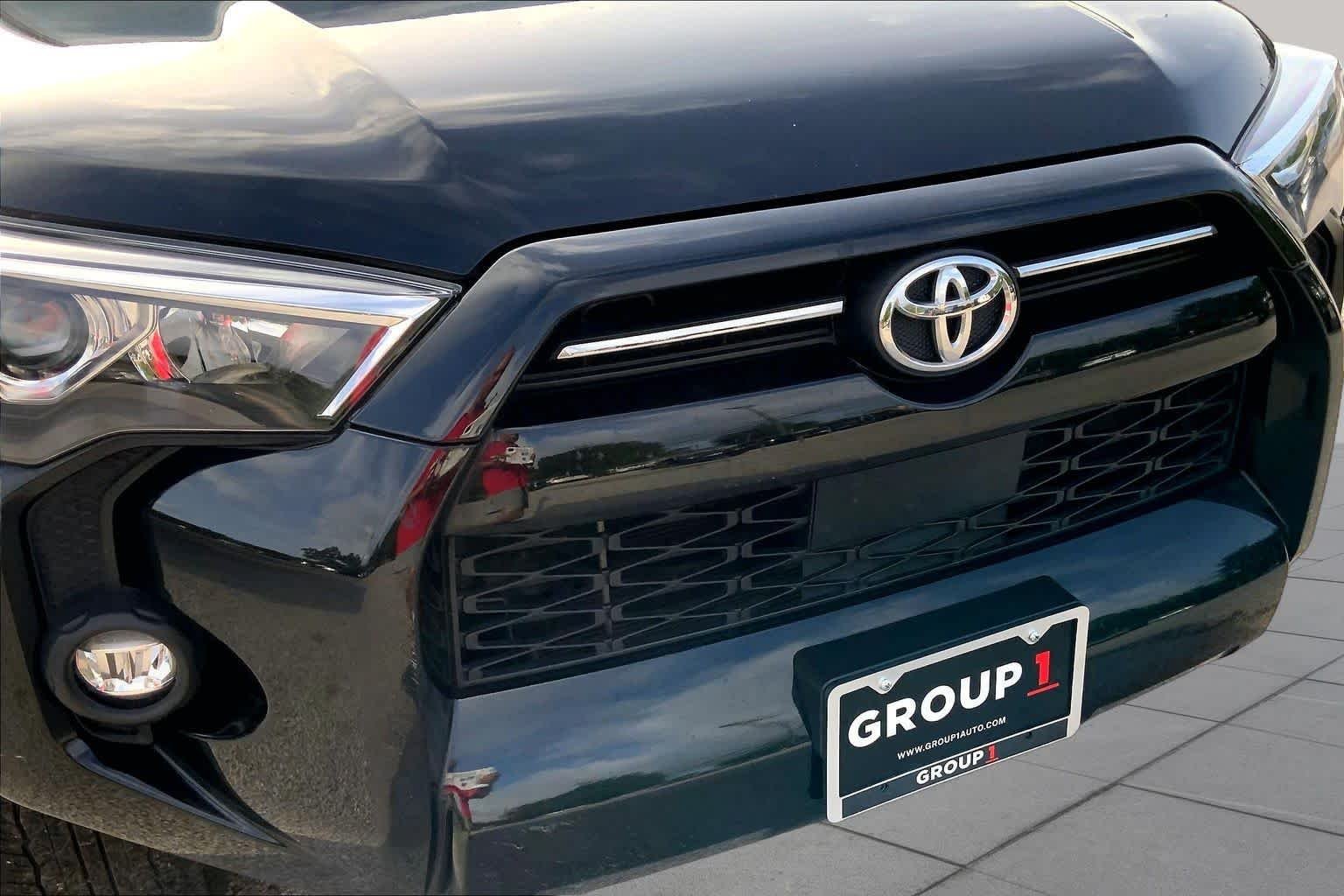 Used 2022 Midnight Black Metallic Toyota SR5 image 29