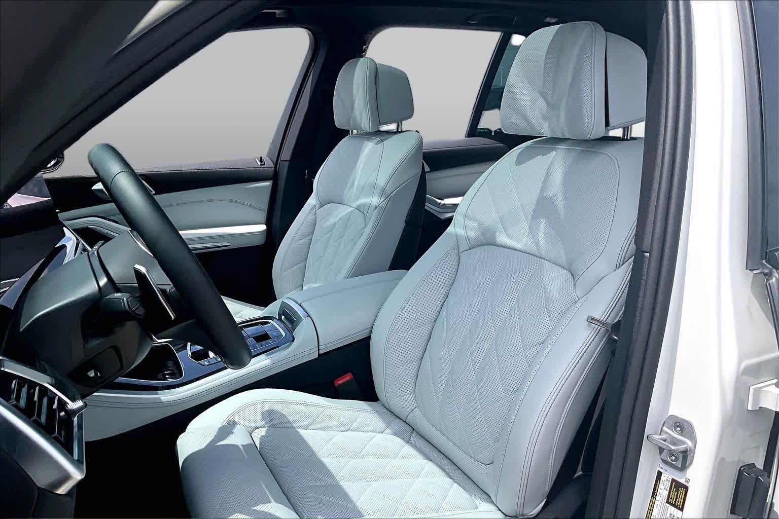 Used 2025 Alpine White BMW xDrive40i image 7