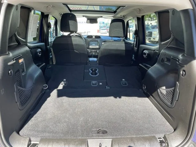 Used 2018 Blue Jeep Latitude image 39