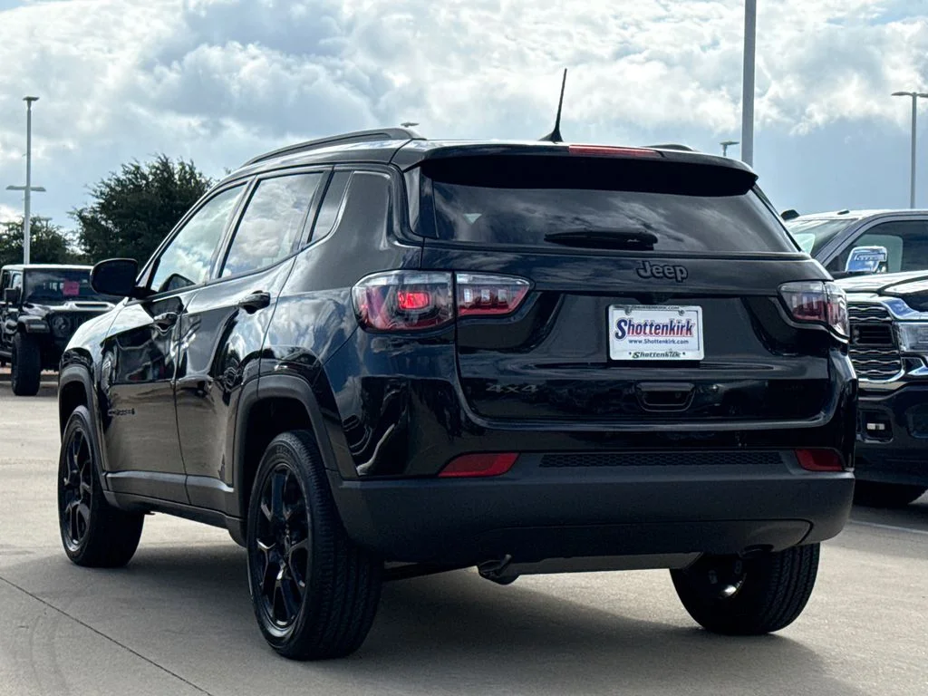 New 2026 Diamond Black Crystal Pearl-Coat Exterior Paint Jeep Latitude image 6