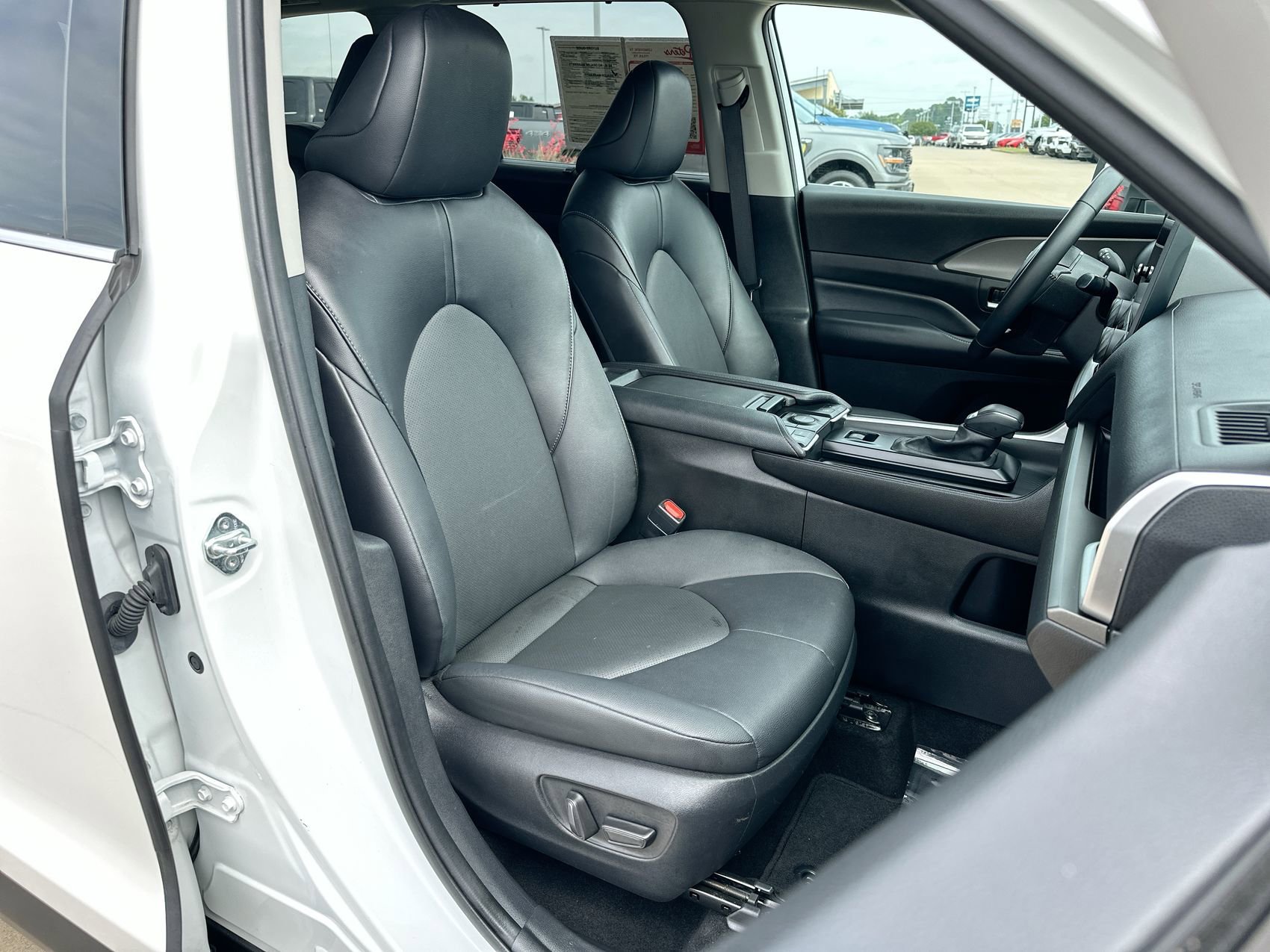 Used 2024 Wind Chill Pearl Toyota XLE image 24