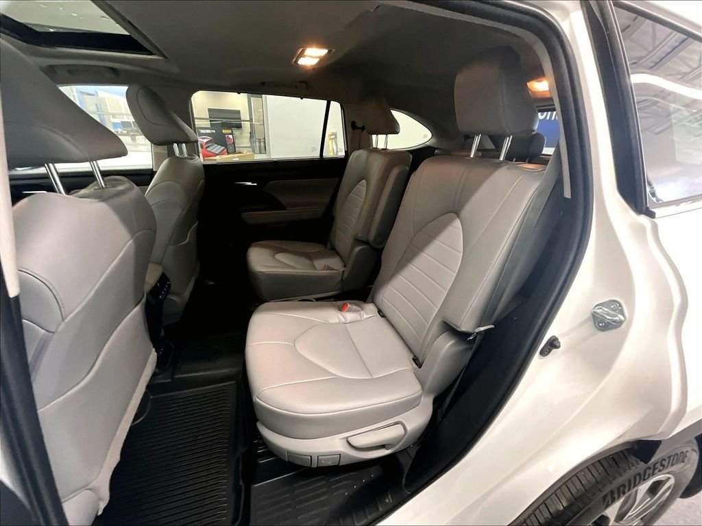 Used 2022 Pearl Toyota XLE image 15