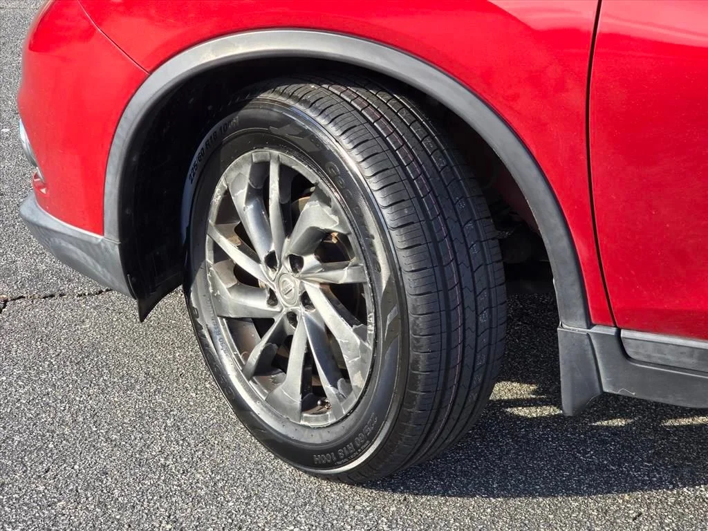 Used 2015 Red Nissan SL image 27