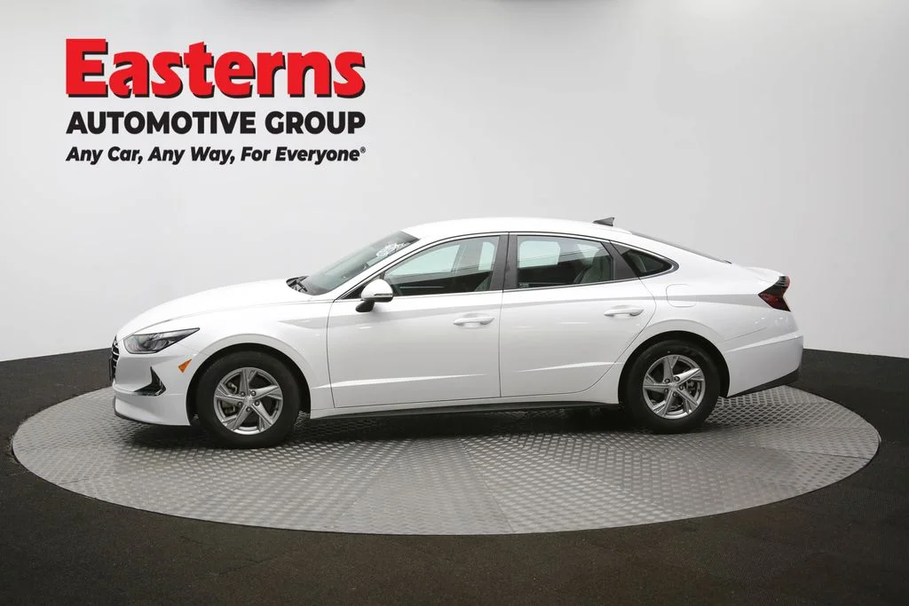 Used 2022 White Hyundai SE image 55