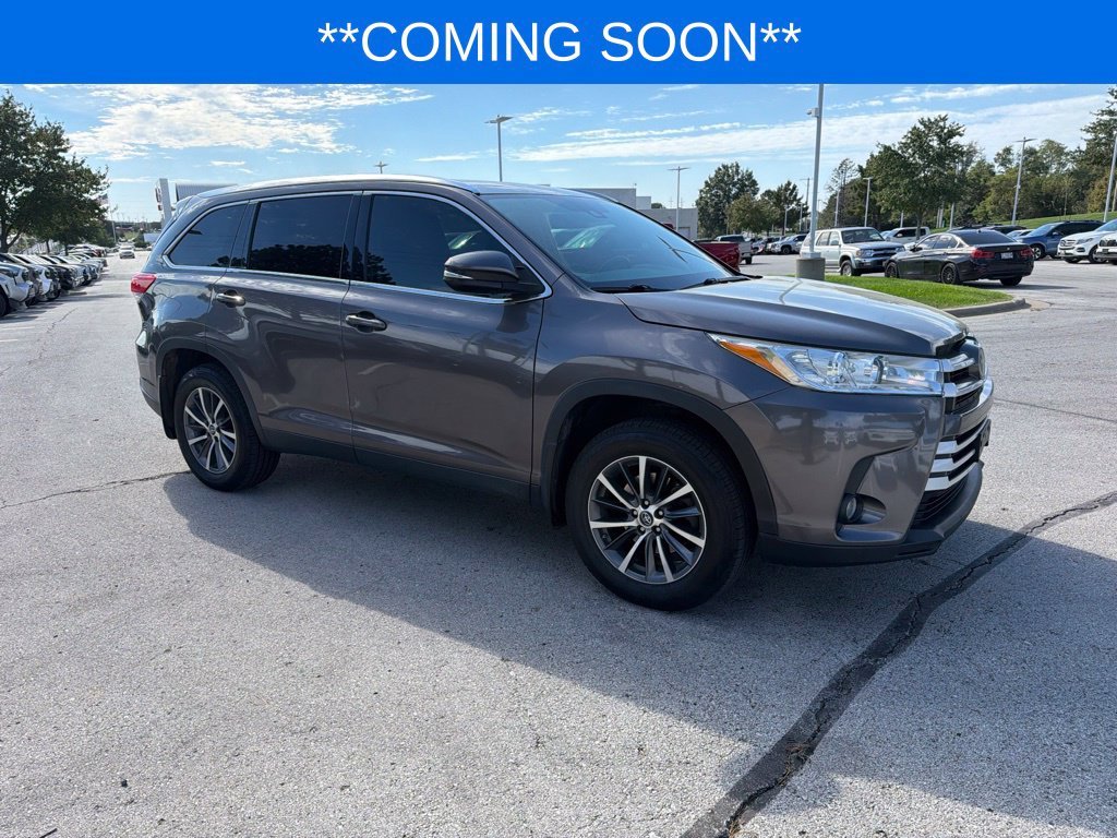 Used 2019 Gray Toyota XLE image 4