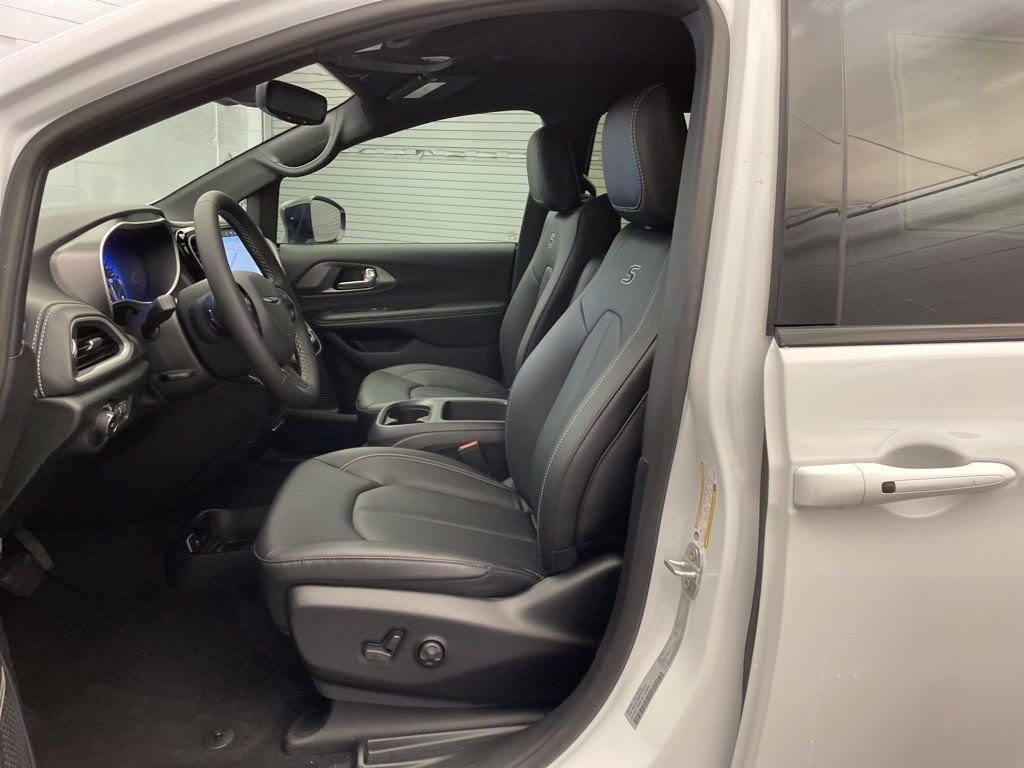 New 2026 Bright White Clear-Coat Exterior Paint Chrysler Select image 15